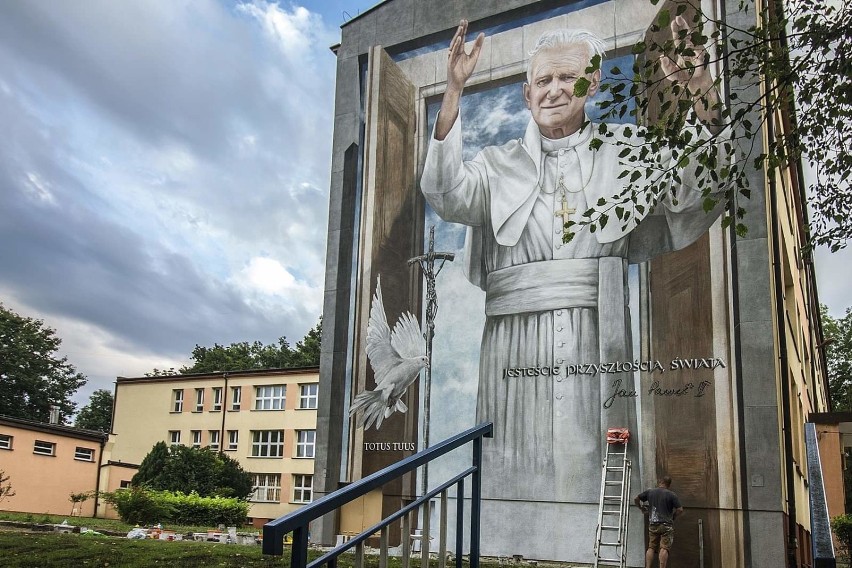 Wojnicz. Ogromny mural papieski na szkole robi wrażenie. Malowidło podziwiają nie tylko mieszkańcy [ZDJĘCIA]