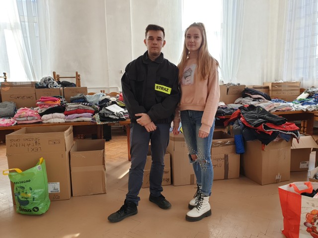 Agata Szachuła i Robert Kurtys wolontariusze w miejskim punkcie zbiórki darów dla uchodźców.