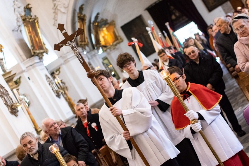 Uroczysta procesja do ołtarza w trzebnickim sanktuarium.