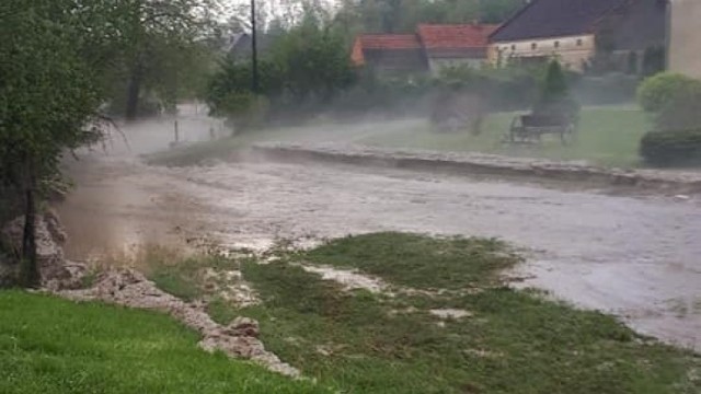 Burze nad Opolszczyzną. Ulewa w kilkanaście minut zalała miejscowość w gminie Kamiennik. Pod Opolem od uderzenia pioruna zapalił się dach