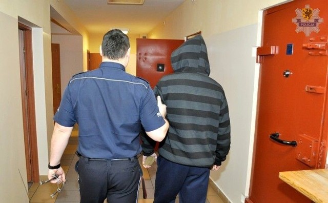 Policjant czujny też po godzinach

21-letni mieszkaniec Starogardu Gdańskiego, poszukiwany listem gończym, w ręce kryminalnych wpadł tuż po tym, jak namierzył go policjant... na zakupach. Mundurowy, już po służbie, rozpoznał poszukiwanego 21-latka. - Mieszkaniec Starogardu Gdańskiego był poszukiwany w celu odbycia kary pozbawienia wolności. Do tej pory przebywał na terenie Niemiec, gdzie pracował. Mężczyzna został osadzony w areszcie śledczym - informują funkcjonariusze znający sprawę.