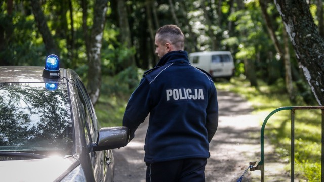 Samochód zaparkowany przy lesie zauważyli mieszkańcy. Wezwali policję