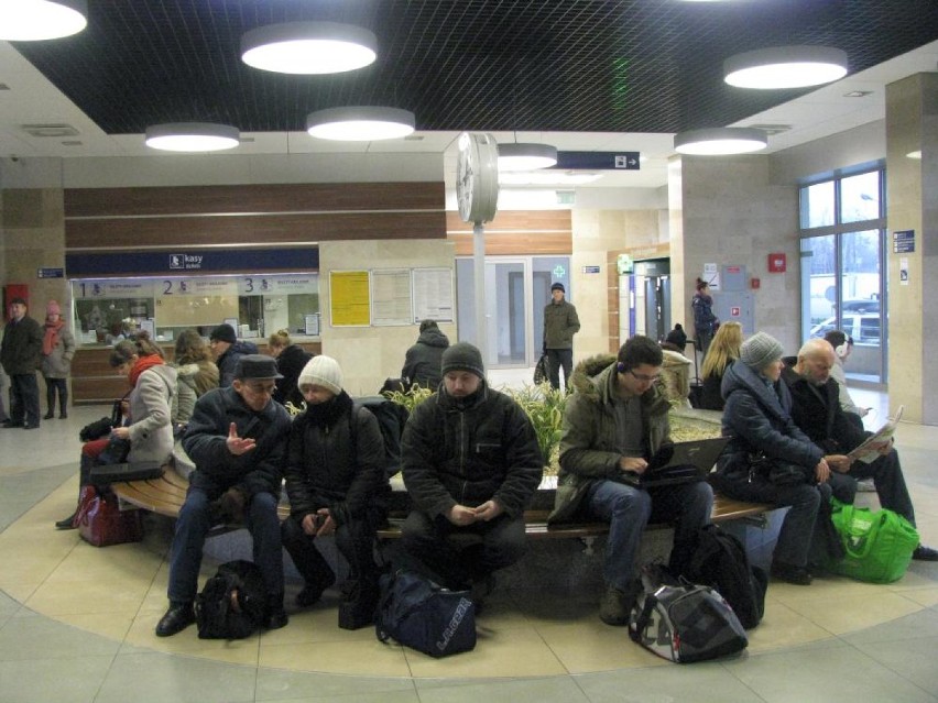 Opóźnienia pociągów w okolicach Ostrowa. Pasażerów wyciągali strażacy