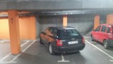 Żeby taki manewr wykonać trzeba być wybitnie uzdolnionym. Parkingów jak na lekarstwo, a oni robią co chcą. Jak można tak parkować?