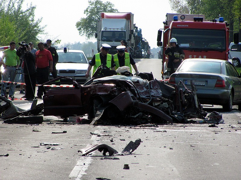 Tragiczny wypadek na trasie nr 25. Trzy osoby nie żyją [WIDEO, ZDJĘCIA]