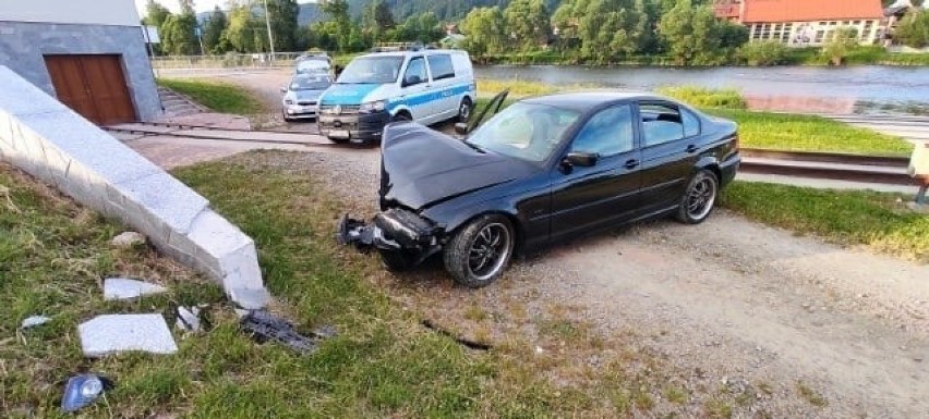 Krościenko nad Dunajcem. 19-latek chciał się popisać i rozbił BMW. Są poszkodowani