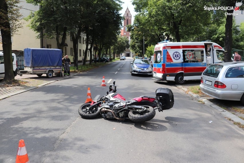 Chorzów: Wypadek na ul. Krzyżowej. 20-latka wymusiła pierwszeństwo motocykliście. Mężczyzna trafił do szpitala,