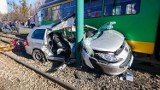Poznań: Wypadek na Ratajach. Auto wjechało pod tramwaj MPK na Zamenhofa [ZDJĘCIA]