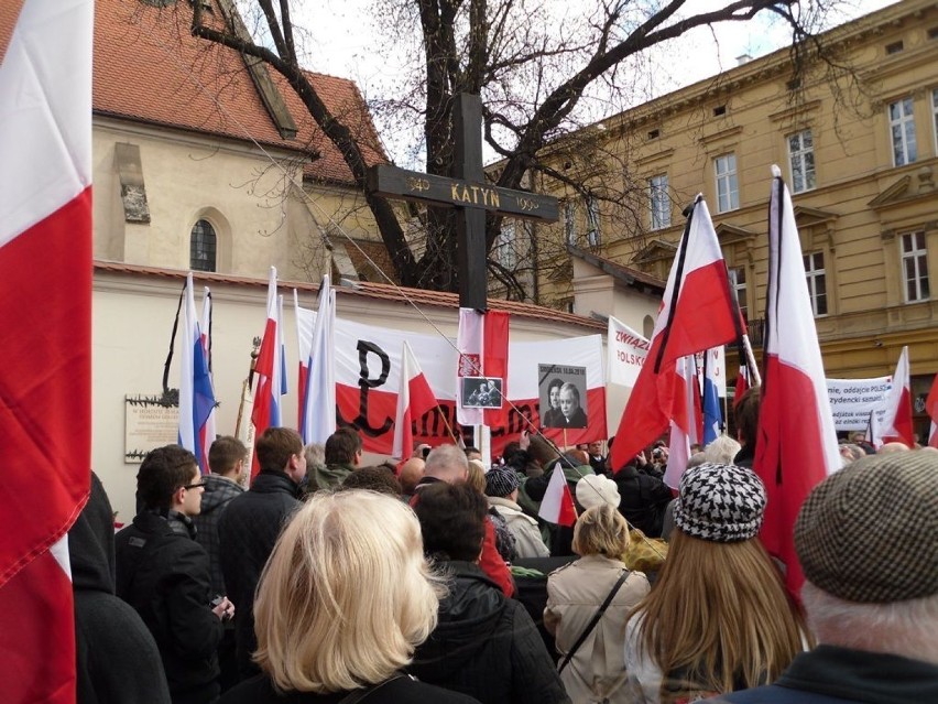 Poranny marsz pamięci pod Krzyżem katyńskim w Krakowie