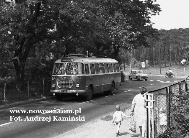 Skajowe siedzenia w starych jelczach były wygodniejsze niż te w najnowszych pojazdach toruńskiego MZK. Niestety, łatwiej się brudziły, więc czasami trzeba się było nieźle napracować, aby utrzymać je w przyzwoitym stanie. Proszę się rozsiąść wygodnie. Tym razem zabieramy Państwa do dawnego Torunia, nie skupiając się na konkretnej dacie czy miejscu, ale środku lokomocji. Na zdjęciu 15 w dość nietypowym miejscu, bo na ul. Gałczyńskiego, tuż przy skrzyżowaniu z Bema.

WIĘCEJ Na KOLEJNYCH STRONACH >>>>