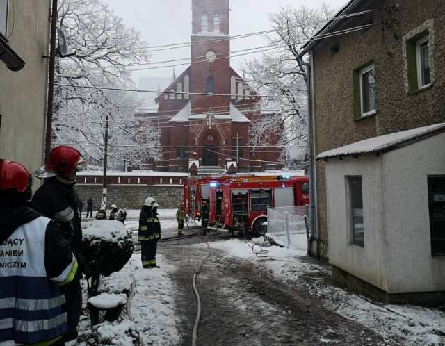 Pożar w Kopernikach pod Nysą. Strażacy gasili zabudowania mieszkalne i gospodarcze.