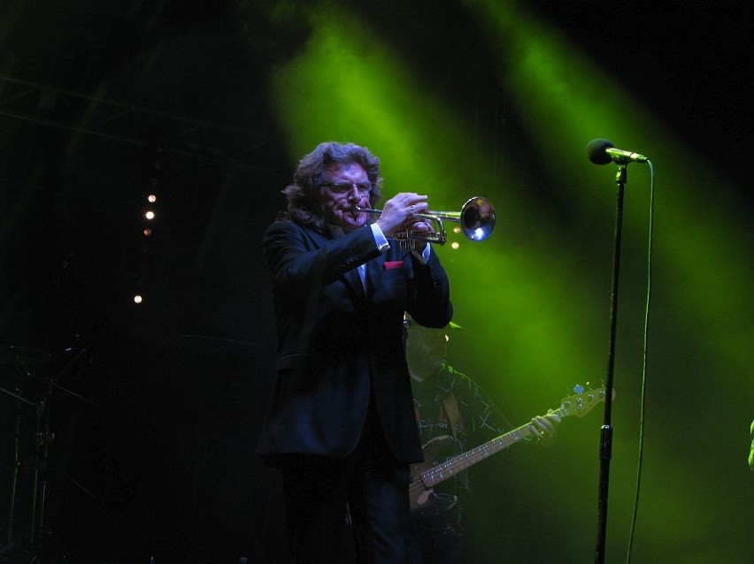 Zbigniew Wodecki zaśpiewał na żnińskim rynku.