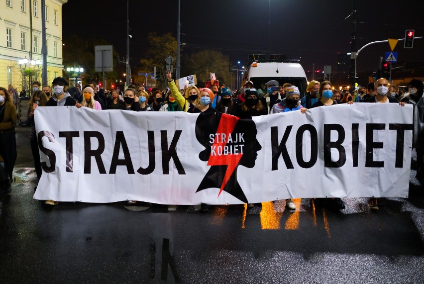 Strajk Kobiet, Warszawa. Trwa protest pod domem Jarosława Kaczyńskiego. Kobiety nie odpuszczają. "To jest wojna"