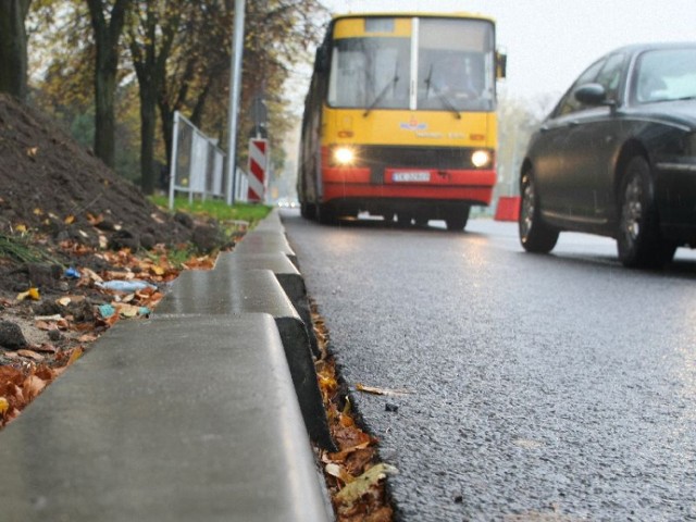 Na ulicy Grunwaldzkiej w Kielcach zostawiono połamane krawężniki.