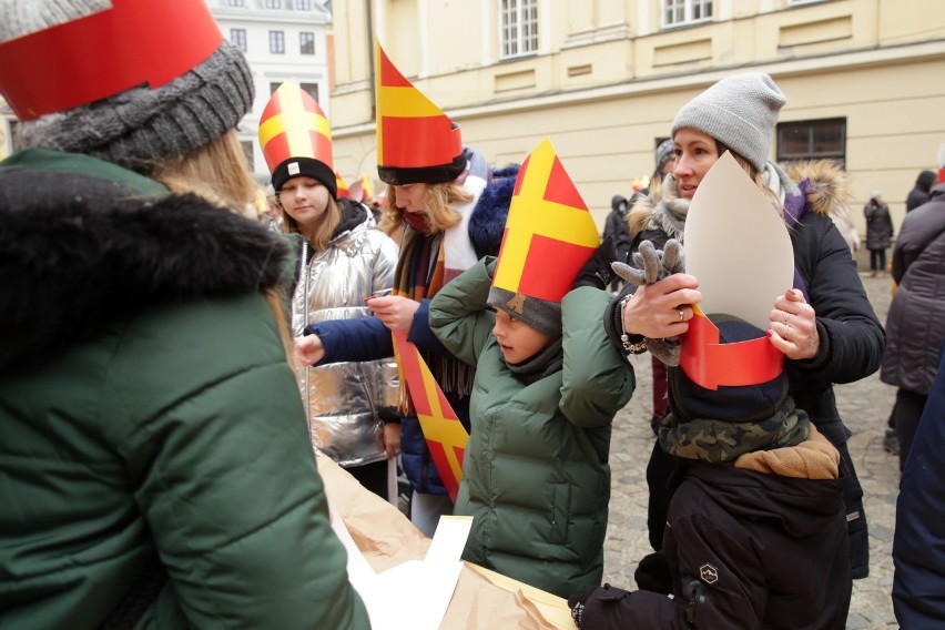 Święty Mikołaj dotarł do Lublina. Ulicami miasta przeszedł jego barwny orszak. Zobacz zdjęcia