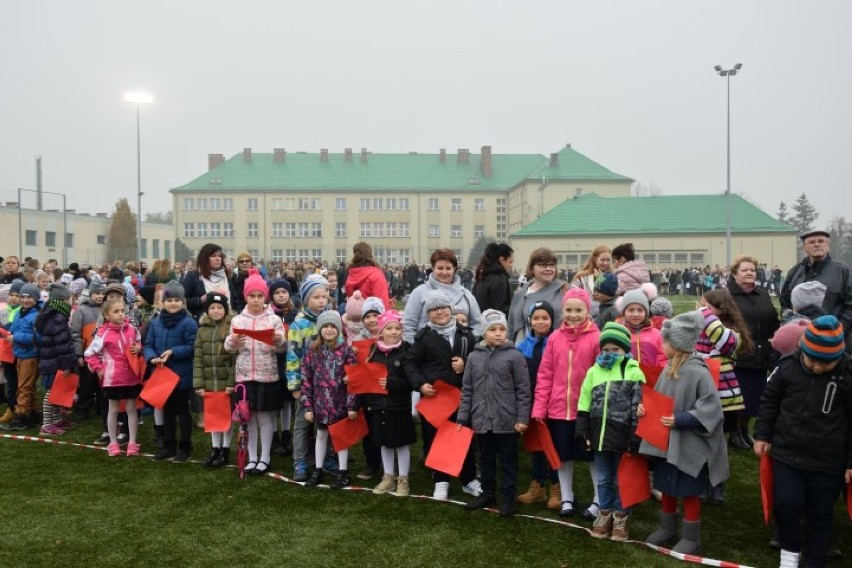 Pruszcz Gdański: Uczniowie ZSO nr 1 włączyli się do akcji "Rekord dla Niepodległej" i odśpiewali hymn [ZDJĘCIA, WIDEO]