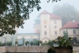 Muzeum - Zamek w Łańcucie z otaczającym go parkiem pięknie zasnuty mgłą (ZDJĘCIA)