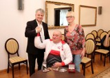 Dariusz Gabrynowicz, wicemistrz świata w armwrestlingu, dostał medal  od burmistrza