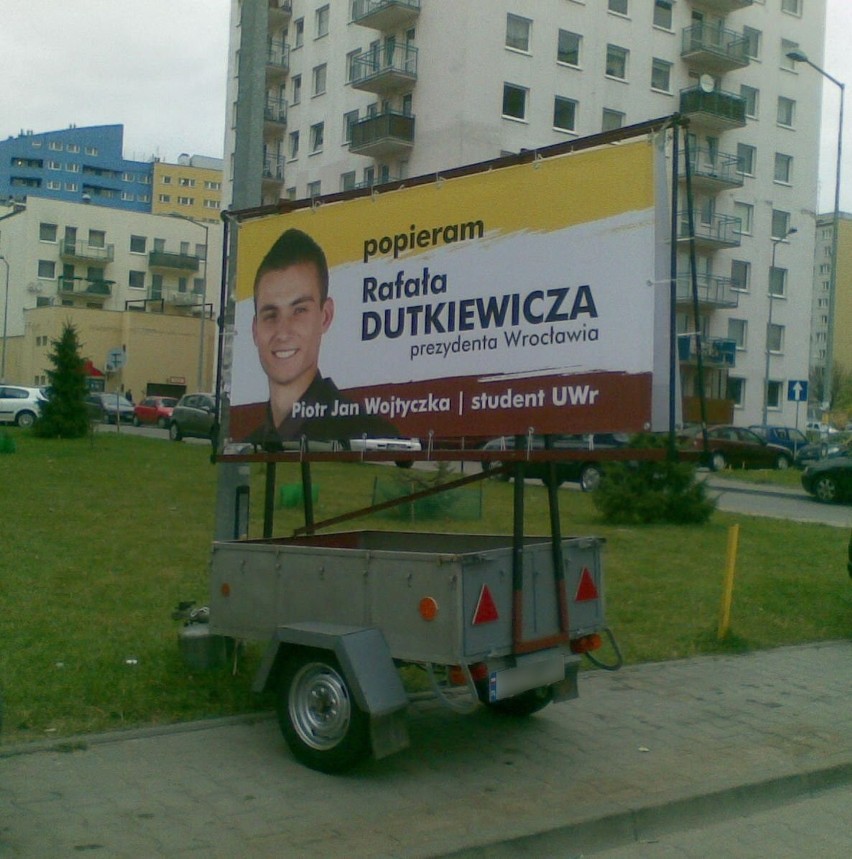 Internauta informuje: Wyborczy billboard tarasuje chodnik