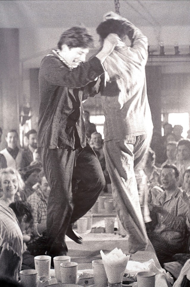 Roman Polański tańczy podczas "Piżama Party"(1959r.)