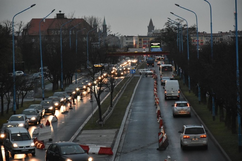 Padający deszcz nie pomaga drogowcom na alei Piłsudskiego w Legnicy [ZDJĘCIA]
