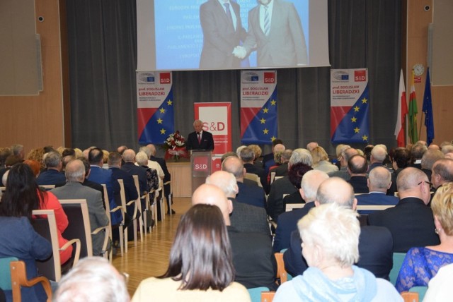 Na doroczne spotkanie z Bogusławem Liberadzkim, wiceprzewodniczącym Parlamentu Europejskiego do sali kolumnowej urzędu marszałkowskiego przyszło ok. 300 osób.