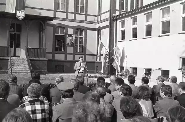 1 września 1988, na dziedzińcu SP3 przemawia Henryk Rak, przewodniczący społecznego komitetu rozbudowy SP3