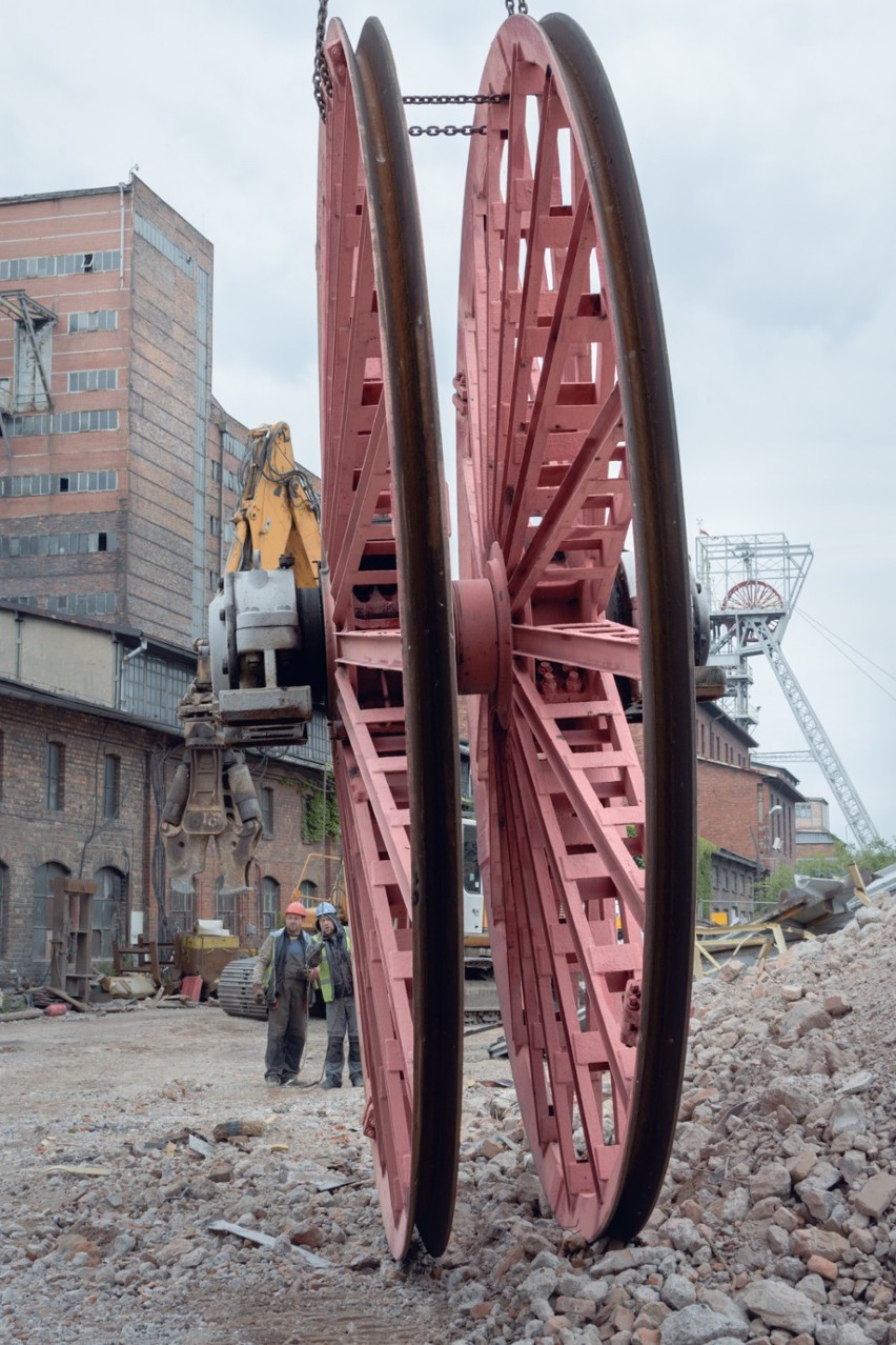 Rozpoczął się demontaż szybu kopalni Makoszowy. ZDJĘCIA