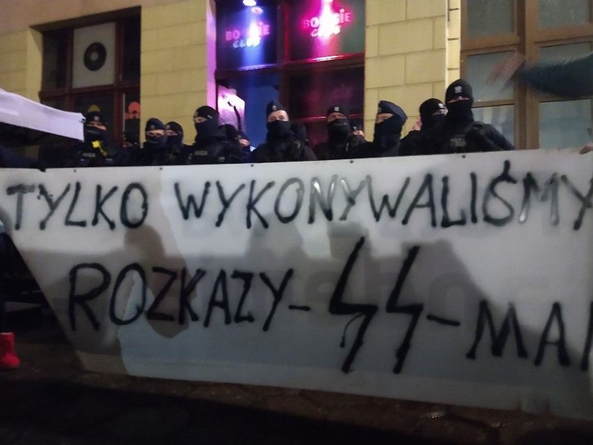 Tłum ludzi w Pasażu Niepolda we Wrocławiu. Większość z nich to... policja 