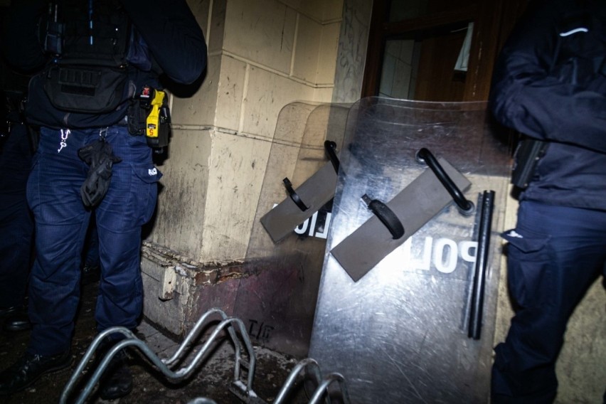 Tłum ludzi w Pasażu Niepolda we Wrocławiu. Większość z nich to... policja 