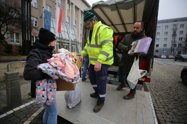 W sobotę mieszkańcy Sosnowca i Zagłębia przynosili potrzebne rzeczy do specjalnej ciężarówki, która stanęła przed urzędem miejskim. Będzie też czekać w niedzielę w godz. 11-13

Zobacz kolejne zdjęcia/plansze. Przesuwaj zdjęcia w prawo - naciśnij strzałkę lub przycisk NASTĘPNE