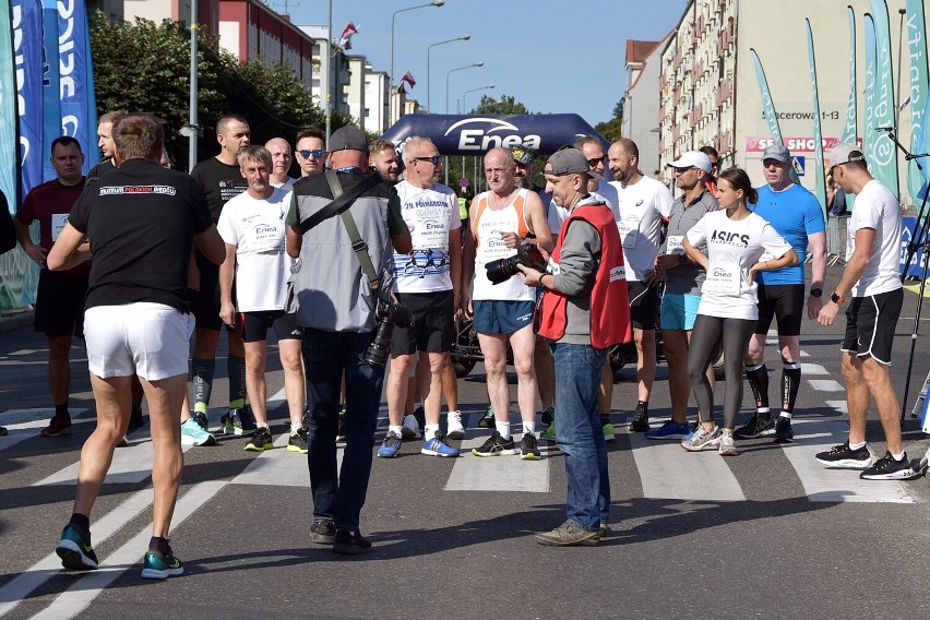 Bieg VIP-ów poprzedził 30. Międzynarodowy Półmaraton Signify Piła. Zobaczcie zdjęcia