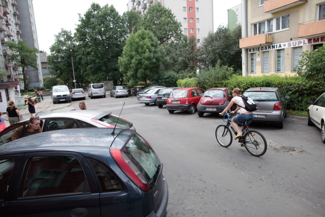 39 nowych miejsc parkingowych powstanie w strefie płatnego parkowania przy ulicy Kośnego w Opolu.