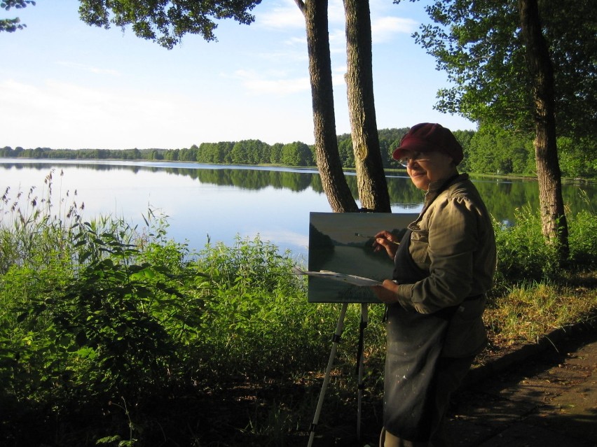 "Isabel" Izabella Degen maluje pejzaż jeziorny. Fot....