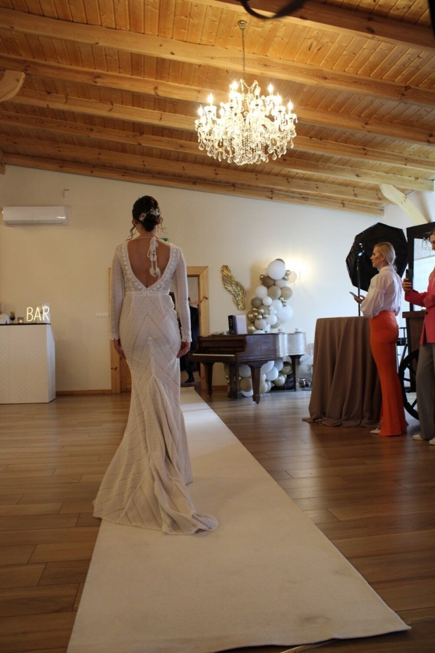 Pokaz mody ślubnej w Biczu. Oto najmodniejsze kreacje i garnitury ślubne. Dla gości zaśpiewał Jacek Kawalec