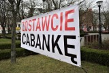 W centrum Słubic zawisnął baner ,,Zostawcie Cabankę". Mieszkańcy mogą się podpisać, a tym samym poprzeć szefową sanepidu