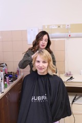 Fryzjer w międzychodzkim szpitalu: Fundacja Olandia i Pracownia Piękne Upięcie zadbają o fryzury kobiet [FOTO]