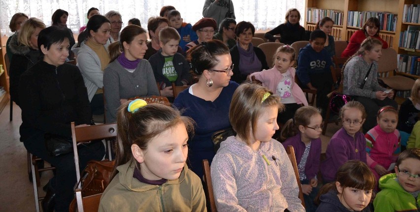Przedstawienie teatralne dla dzieci w bibliotece na Starym Mieście w Malborku