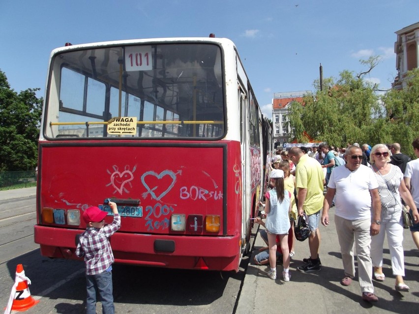 Malowanie autobusu z okazji Dnia Dziecka