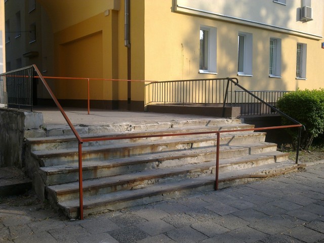 zdjęcie schodów przy ulicach Wąwolnickiej 4 oraz Rozłuckiej 16