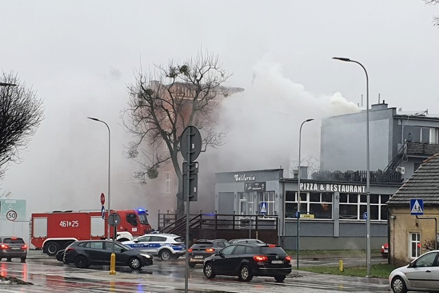 Do ugaszenia pożaru sadzy w kominie budynku przy ul. Warszawskiej skierowano 3 zastępy strażackie