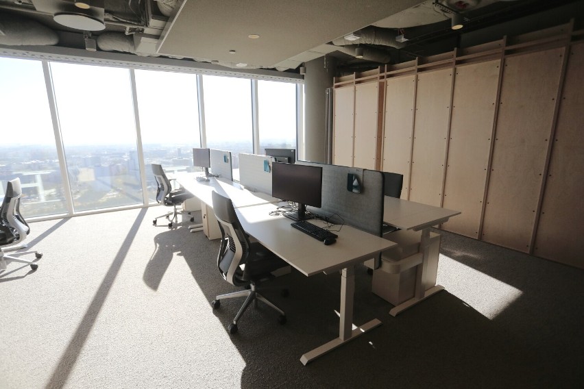 Google wynajęło pół wieżowca. Nowe biuro w Warszawie. W środku pokój drzemek, bar, instrumenty i konsole