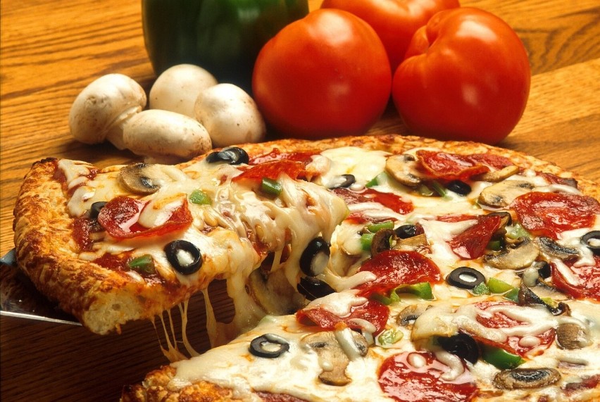 Dzień pizzy 9 lutego. Prosty przepis na pizzę z piekarnika. Pizza smaczna i prosta. Jak zrobić pizzę?