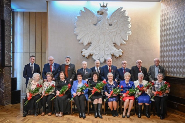 W sumie 19 par świętowało w częstochowskim Urzędu Stanu Cywilnego jubileusze 50-lecia pożycia małżeńskiego. Każda z nich otrzymała Medale za Długoletnie Pożycie Małżeńskie oraz kwiaty i drobne upominki.