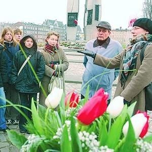 Rodziny pomordowanych 34 lata temu stoczniowców już o 6 rano zebrały się pod gdyńskim pomnikiem Ofiar Grudnia.
Fot. Sławomir Ptasznik