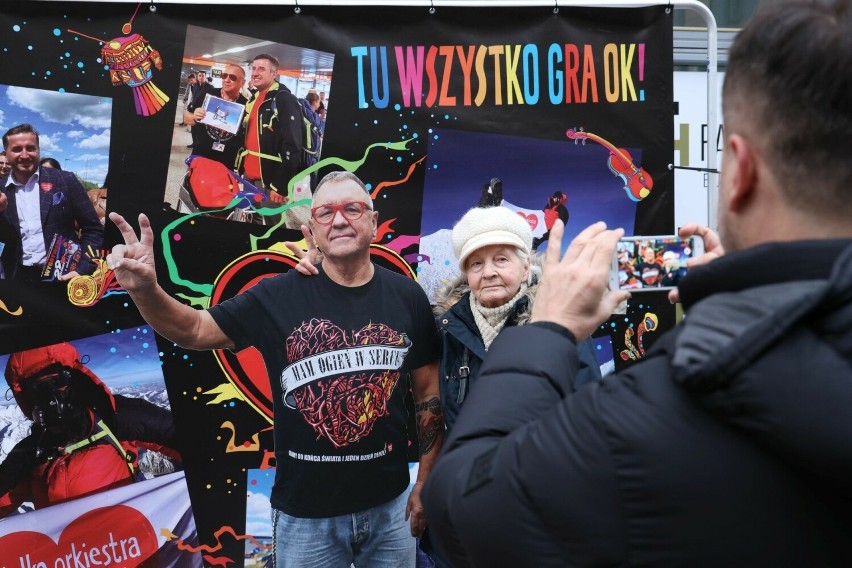 Wielka Orkiestra Świątecznej Pomocy 2024. Na ulicy Sienkiewicza w Kielcach pojawił się… Jurek Owsiak. Każdy mógł zrobić sobie zdjęcia
