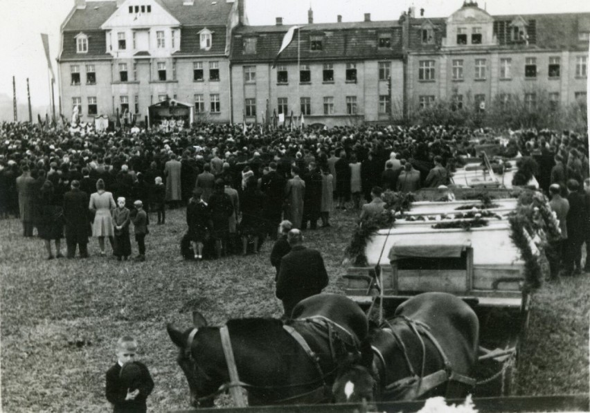 Trochę historii: Uroczysty pochówek ofiar pomordowanych w koszarach tczewskich 