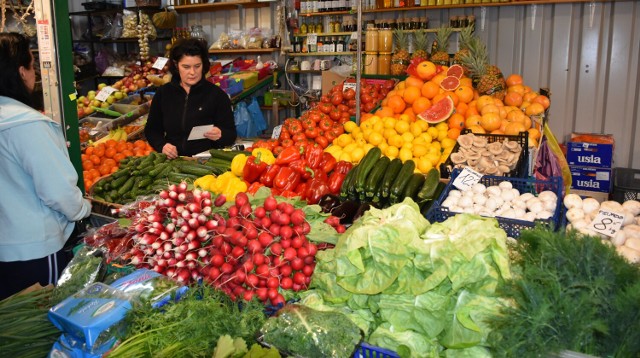 Na chełmskim bazarze jest ogromny wybór świeżych warzyw i owoców.  fot.