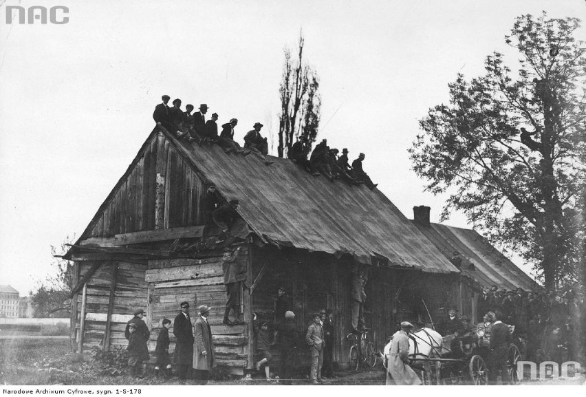 1927 r. Kibice na drzewie i na dachu chałupy w Krakowie
