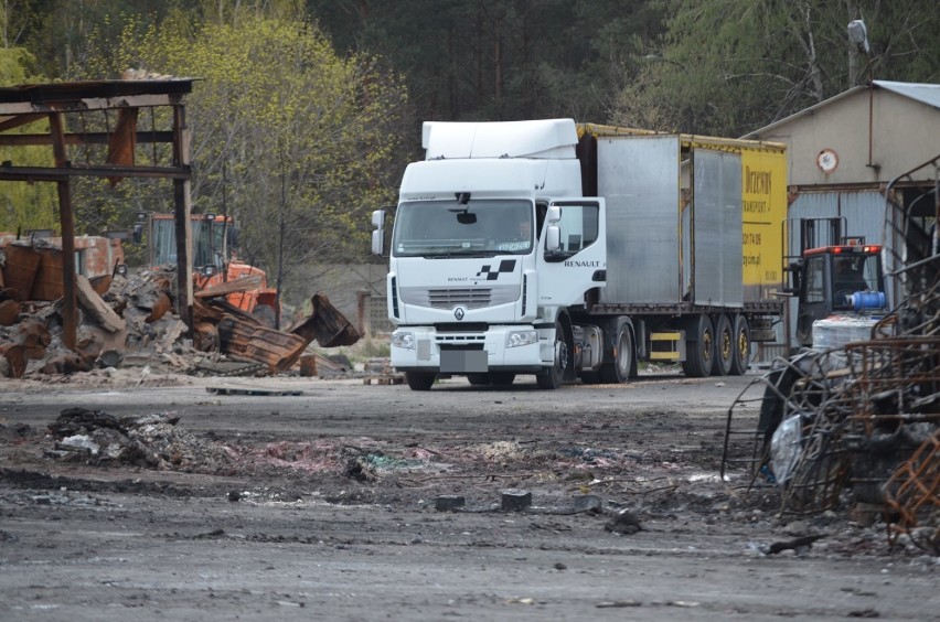 Tak wygląda nielegalne składowIsko po pożarze w Jakubowie. Rozpoczęło się usuwanie tego, co nie strawił ogień. ZDJĘCIA WCIĄŻ ROBIĄ WRAŻENIE